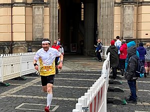 Mario Ammann im Zieleinlauf auf dem Marktplatz von Zittau (Foto: Pia Fugmann)