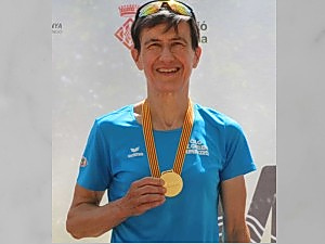Strahlende Weltmeisterin Monika mit der Medaille Strahlende Weltmeisterin Monika mit der Medaille