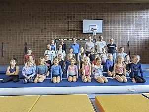 Die Mädchen und Jungen mit den Trainerinnen und Trainer Die Mädchen und Jungen mit den Trainerinnen und Trainer