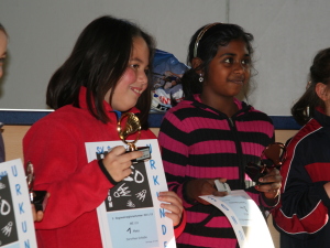 Dorothee Schädle und Tharmika Chivakurunathan