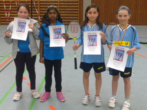 links: 1. Platz Dorothee Schädle, daneben 4. Platz Tharmika Chivakurunathan