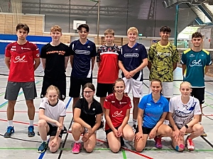hinten von links: Magnus Fleischmann, Maxime Riebschläger, Roman Latief, Cedric Wurst, Cornelius Göttelmann, Leonard Latief, Dennis Popp
vorne von links: Anik Breichler, Michaela Nieratschker, Yara Furiak, Lena Raddatz, Chiara Geiger
Auf dem Bild fehlen: Orlando Peeters, Lukas Helfert und der Trainer Heinz-Jürgen Schmidt
hinten von links: Magnus Fleischmann, Maxime Riebschläger, Roman Latief, Cedric Wurst, Cornelius Göttelmann, Leonard Latief, Dennis Popp
vorne von links: Anik Breichler, Michaela Nieratschker, Yara Furiak, Lena Raddatz, Chiara Geiger
Auf dem Bild fehlen: Orlando Peeters, Lukas Helfert und der Trainer Heinz-Jürgen Schmidt