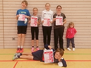 Unsere 5 Teilnehmer und das Maskottchen
v.l.r: Janne Hintze, Daria Lawniczak, Anik Breichler, Michaela Nieratschker und Liv Hintze; vorne: Florian Bini Unsere 5 Teilnehmer und das Maskottchen
v.l.r: Janne Hintze, Daria Lawniczak, Anik Breichler, Michaela Nieratschker und Liv Hintze; vorne: Florian Bini