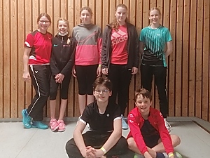 v.l.r: Michaela Nieratschker, Daria Lawniczak, Jana und Lia Schanz sowie Anik Breichler, vorne sitzend: Matti Hintze und Florian Bini
v.l.r: Michaela Nieratschker, Daria Lawniczak, Jana und Lia Schanz sowie Anik Breichler, vorne sitzend: Matti Hintze und Florian Bini