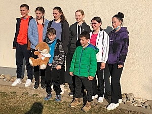 v.l.n.r.: Tim Karrer, Jana und Lia Schanz, Anik Breichler, Michaela Nieratschker und Karina Majer, vorne: Alexander Schanz und Mattia Aurioso. Auf dem Bild fehlen: Sarah Dries, Yannick Renner