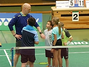 Trainer Heinz-Jürgen Schmidt beim Coaching Trainer Heinz-Jürgen Schmidt beim Coaching