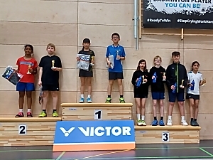 Sieherehrung im Mixed: ganz rechts Matti Hintze und Aarya Dahiya Sieherehrung im Mixed: ganz rechts Matti Hintze und Aarya Dahiya