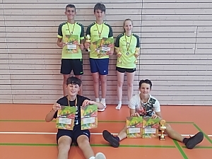 stehend: Tim Karrer, Janne Hintze und Anik Breichler; sitzend: Matti Hinze und Florian Bini stehend: Tim Karrer, Janne Hinze und Anik Breichler; sitzend: Matti Hintze und Florian Bini