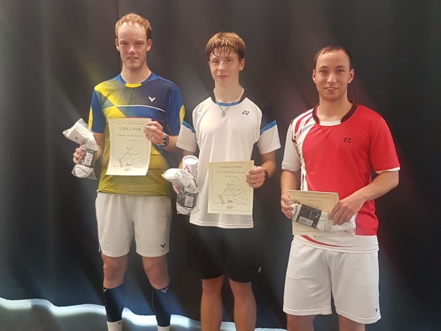 Nach der Siegerehrung im Einzel: Cedric Wurst (Mitte) Bezirksmeister, Lukas Helfert (rechts) 3. Platz