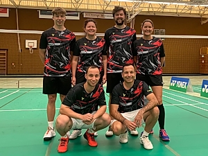 Die 1. Mannschaft:
hinten: Cedric Wurst, Daniela Frahm, Andreas Bühler und Jennifer Frahm
vorne: Lukas Helfert und Lars Wegmann Die 1. Mannschaft:
hinten: Cedric Wurst, Daniela Frahm, Andreas Bühler und Jennifer Frahm
vorne: Lukas Helfert und Lars Wegmann