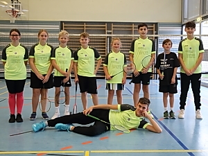 Unser Team v.l.n.r.: Michaela Nieratschker (Trainerin),Luisa Schanz, Fynn Schulte, Alexander Lipatow, Emma Kupfer. David Radu, Moritz Joos und Matti Hintze (Betreuer, vorne: Tim Karrer Unser Team v.l.n.r.: Michaela Nieratschker (Trainerin),Luisa Schanz, Fynn Schulte, Alexander Lipatow, Emma Kupfer. David Radu, Moritz Joos und Matti Hintze (Betreuer, vorne: Tim Karrer