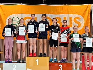 Daria Lawniczak (ganz links)bei der Siegerehrung im Doppel