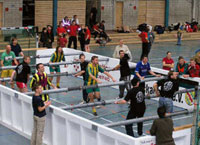 Menschen-Kicker in der Jahnhalle
