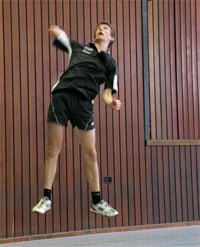 Timo Wernet nimmt dem Ball im Sprung