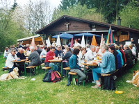 Die vollbesetzten Tische vor der Jahnhütte