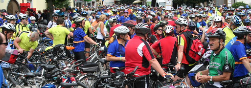 Unzählige Radler kurz vor der Weiterfahrt nach Singen