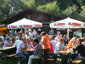 Die vollbesetzten Tische vor der Jahnhütte