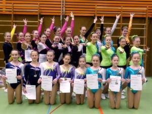 Vordere Reihe
Mara Hänert, Nicole Hartmann, Mara Endres, Xenia Boxberger, Jennifer Berger, Jessica Ivlev, Viviana Schmid, Gina Thum
Mittlere Reihe
Thamara Schuster, Laura Stinziani, Lena Volk, Jenni Schneble, Corinna Schwanz, Michelle Boxberger, Lena Renner, Julia Restle, Selina Kempter
Obere Reihe
Laura Sieber, Anja Schuster, Annika Schaffarth, Alina Karle, Rebekka Küppers, Mariann Stroppel, Jenny Müller, Miriam Schuster, Nicol Nowak, Svenja Schuler