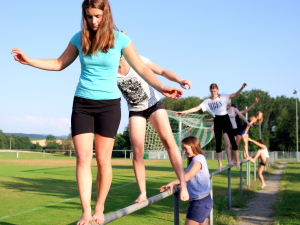 Balancieren auf dem Sportplatz