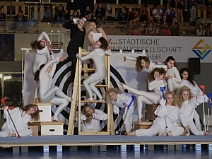 Die Tanzgruppe Dolls unter der Leitung von Anja Schuster Die Tanzgruppe Dolls unter der Leitung von Anja Schuster