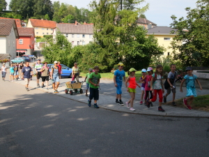 Die Kinder unterwegs beim 13. Kinder-/Jugend-Wandertag