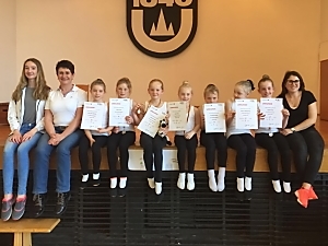 von links Jana Fuchs, Birgit Matt-Fuchs, Emily Sommer, Aylin Klesel, Shannon Keller, Kira Dittler, Annalena Martin, Patricia Maier, Loana Hase, Laura Stinziani.
von links Jana Fuchs, Birgit Matt-Fuchs, Emily Sommer, Aylin Klesel, Shannon Keller, Kira Dittler, Annalena Martin, Patricia Maier, Loana Hase, Laura Stinziani.