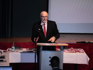 Bürgermeister Rainer Stolz bei der Begrüßung Bürgermeister Rainer Stolz bei der Begrüßung