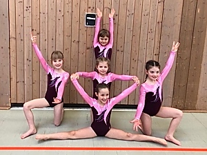 Mitte von vorne Noemi Abbruzzese, Lisann Forster, Evelin Schwindt, links Jana Bille, rechts Sofia Schleicher.