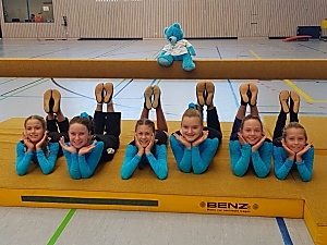 von links, Maja Despotovic, Michaela Nieratschker, Nina Heinzle, Leni Schwidder, Samira Ringel, Sina Köhne.
mit Maskottchen: Blue Berry auf dem Balken