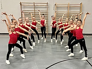 Die Aerobic-Gymnastics Trainer: Jessica und Christine Kieweg Die Aerobic-Gymnastics Trainer: Jessica und Christine Kieweg