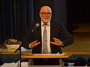 Bürgermeister Rainer Stolz bei der Begrüßung Bürgermeister Rainer Stolz bei der Begrüßung