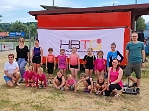 Die Mädchen mit dem Trainerteam Die Mädchen mit dem Trainerteam