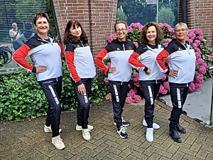 Die Dancing Ladies in Delegationskleidung