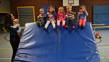 Die Kinder beim Rutschen 